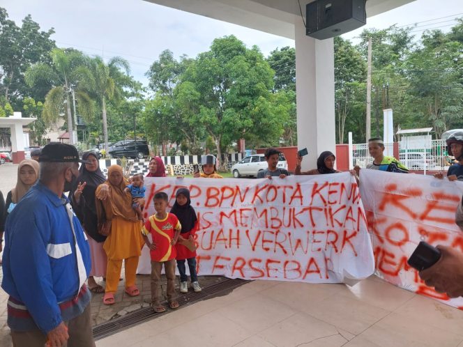 
 Puluhan warga saat berunjuk rasa di Kantor BPN Sultra. Foto: Istimewa  