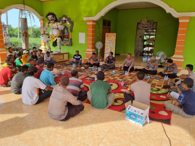 
 Suasana ngopi bareng dan diskusi kamtibmas bersama warga Landono. Foto: Istimewa 