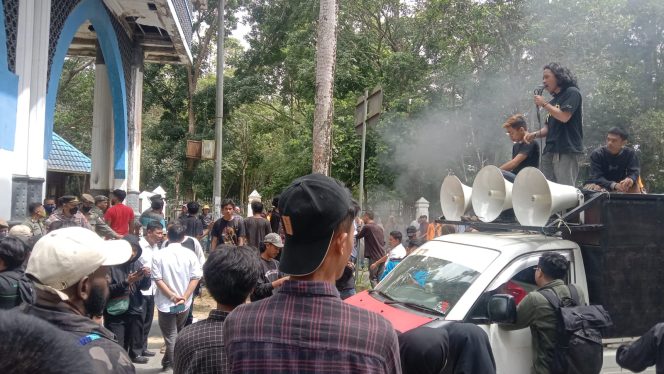 
 Hippma-Konut mengelar aksi demonstrasi di Kantor Gubernur Sulawesi Tenggara. Foto: Istimewa 