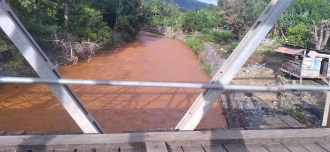 
 Sungai Lakambula tercemar diduga akibat aktivitas pertambangan PT Almharig. Foto: Istimewa 