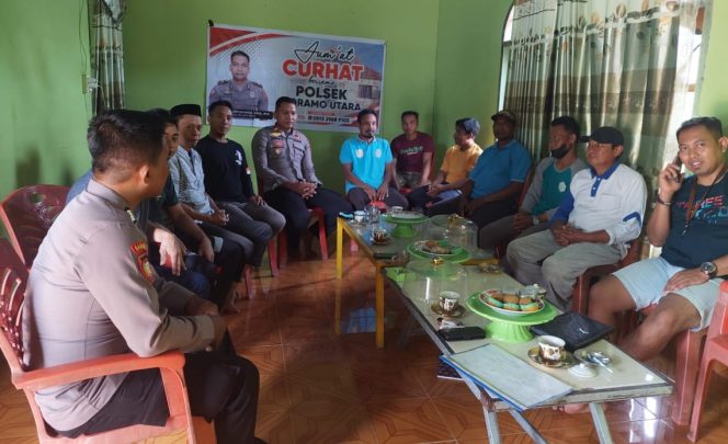 
 Kegiatan Jumat Curhat dan Ngopi Bareng Polsek Moramo Utara bersama masyarakat Desa Puasana. Foto: Istimewa 
