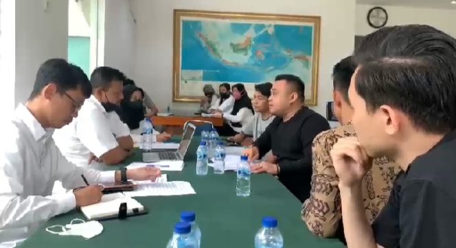 
 Ampuh Sultra saat berdialog dengan perwakilan KLHK RI. Foto: Istimewa