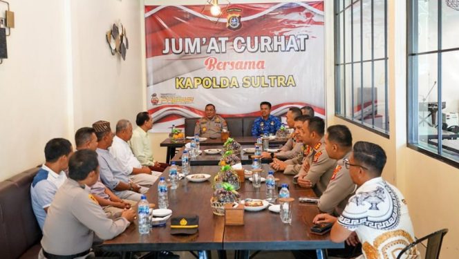 
 Suasana Jumat Curhat Polda Sultra di Kelurahan Bende Kota Kendari. Foto: Istimewa