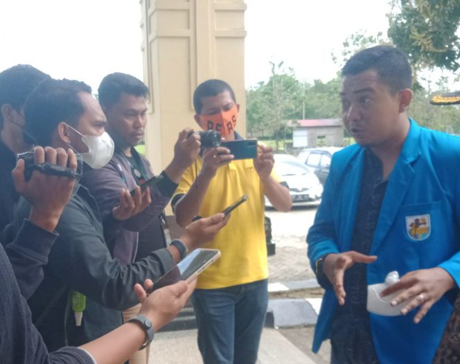 
 La Ode Hidayat saat diwawancarai sejumlah awak media. Foto: Istimewa 