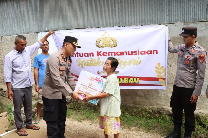 
 Waka Polres Baubau Kompol Ronald Abdul Gani Sirait menyerahkan paket sembako kepada salah satu warga. Foto: Istimewa 
