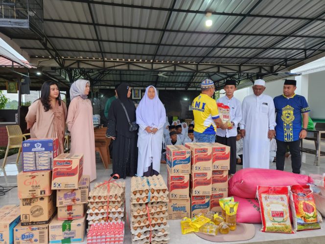 
 Pengurus IMI Sultra saat berbagi paket sembako. Foto :Ist