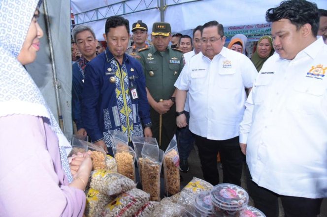 
 Ketua Kadin Sultra Anton Timbang dan Pj Wali Kota Kendari Asmawa Tosepu saat meninjau pasar murah di pasar lapulu.Foto :Ist