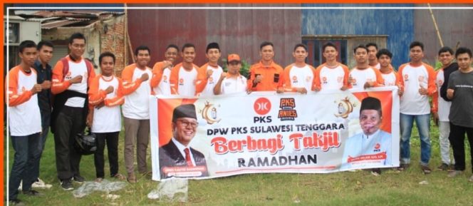 
 Bersama Relawan, Ketua DPW PKS Sultra Berbagi Takjil di Kendari