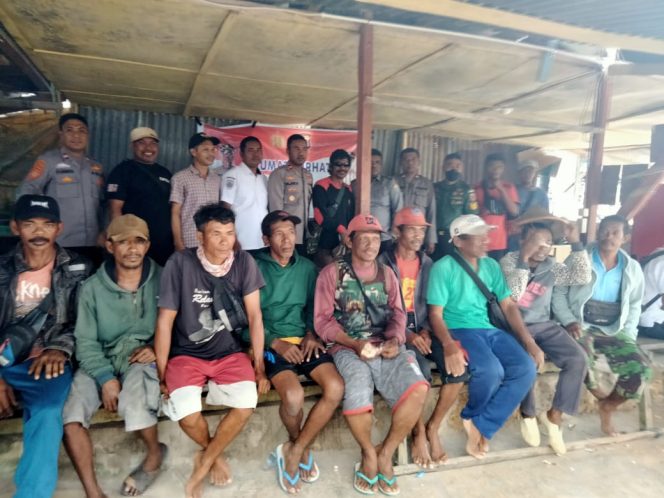 
 Foto bersama Komunitas Papalimba dengan Personil Polsek Tampo usai kegiaatan Jumat Curhat. Foto: Istimewa 