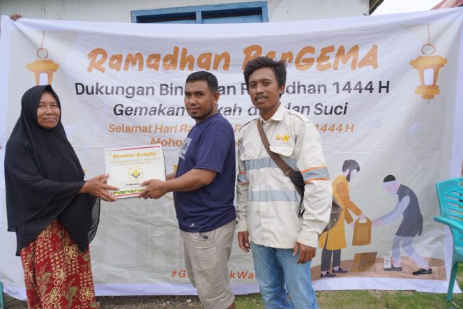 
 Penyerahan bingkisan ramadhan PT GKP kepada masyarakat lingkar tambang. Foto: Istimewa 