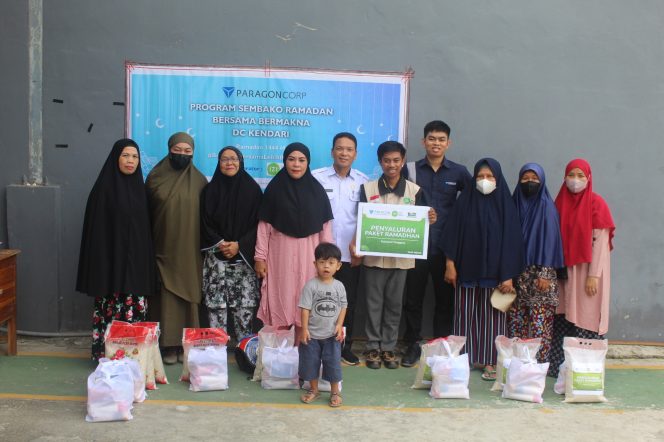 
 Paragon Corp Gandeng IZI Sultra Salurkan Paket Sembako Ramadhan di Kelurahan Korumba. Foto: Istimewa 