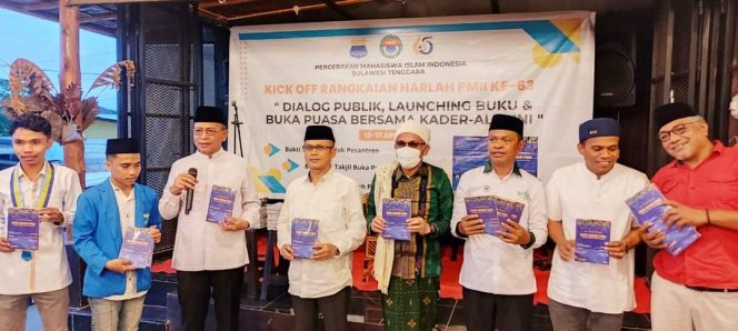 
 Dr La Ode Haji Polondu (ketiga dari kiri) saat melaunching buku PKC PMII Sultra yang berjudul 