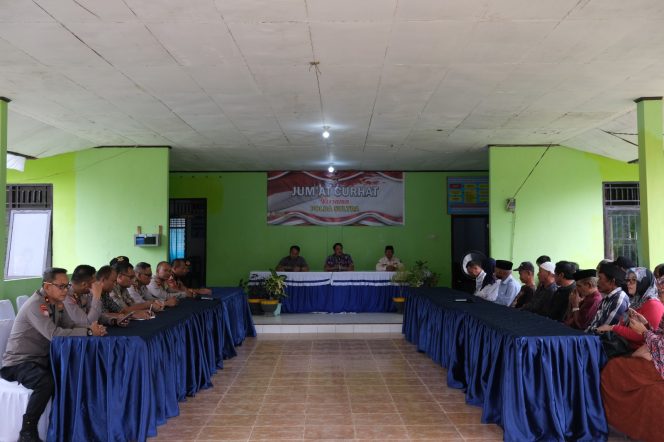 
 Polda Sultra melaksanakan Jumat Curhat di Kecamatan Abeli. Foto: Istimewa 