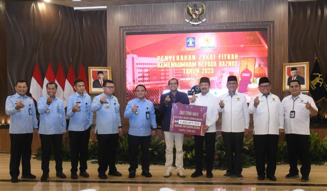 
 Kemenkumham Salurkan Zakat 1,4 Miliar Melalui Baznas