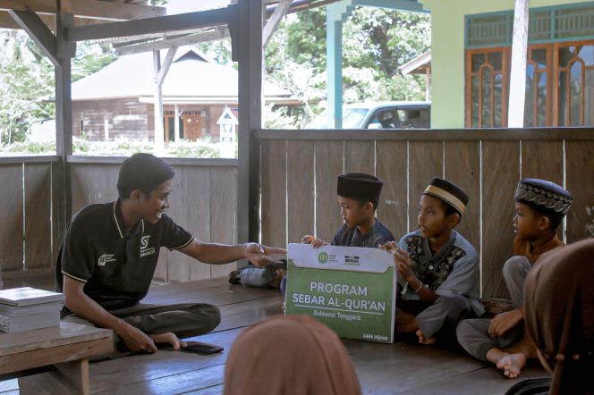 
 IZI Sultra menyalurkan bantuan Paket Al-Qur'an di TPQ Al-Amin Konawe. Foto: Istimewa