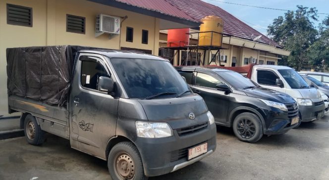 
 Tiga unit mobil pemuat pertalite yang diamankan Polda Sultra. Foto: Husain 