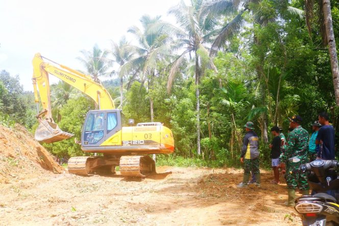 
 Satgas TMMD 116 Kodim 1417/Kendari mengoperasikan alat berat excavator untuk membersihkan dan menghaluskan jalan Desa Lawisata, Kecamatan Laonti, Kabupaten Konsel. Foto: Istimewa 
