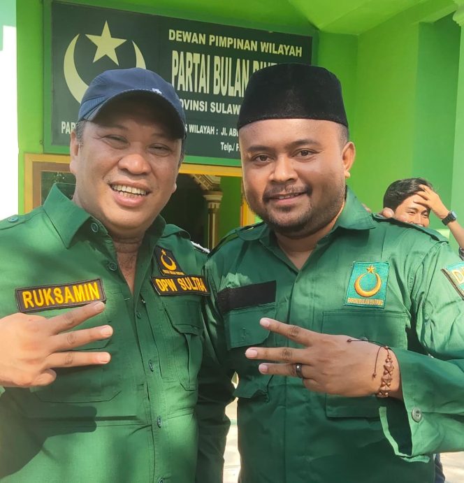 
 Edi Sartono (kanan) Caleg DPRD Kota Kendari Dapil Kecamatan Mandonga - Puuwatu bersama Ketua DPW PBB Sultra, Ruksamin. Foto: istimewa 