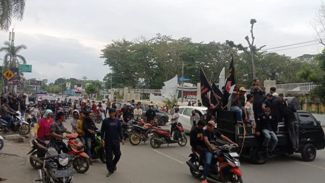 
 Sejumlah massa aksi sedang melakukan aksi demonstrasi di perempatan eks MTQ Kota Kendari. Foto: Tim PENAFAKTUAL.COM