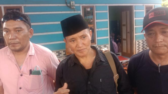 
 Uddin (tengah) Kepala desa terpilih Desa Morombo Kecamatan Lasolo Kepulauan Kabupaten Konawe Utara. Foto: Husain 