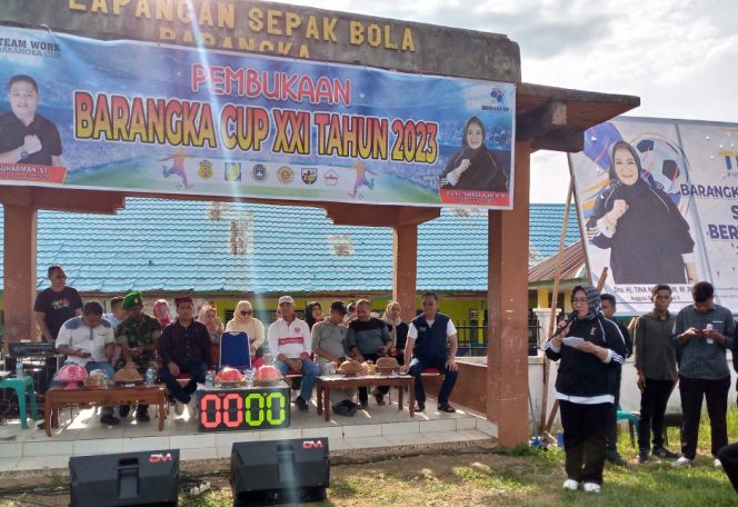 
 Tina Nur Alam saat memberikan sambutan di acara pembukaan turnamen sepak bola Barangka Cup XXI di lapangan sepak bola Desa Barangka.Foto : Tim
 