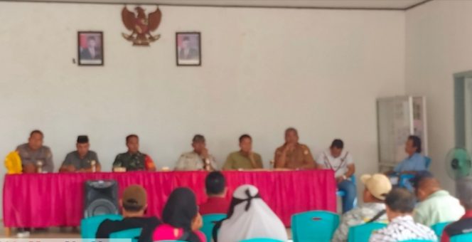 
 Suasana pertemuan antara PT IPIP Bersama Masyarakat Desa Lamedai di Aula Kantor Desa Lamedai. Foto: Istimewa