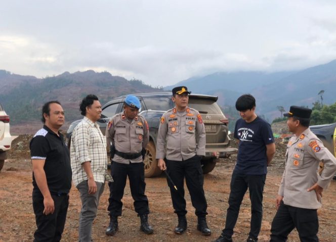 
 Kapolres Konut bersama jajarannya melaksanakan patroli Ilegal Mining. Foto: Istimewa 