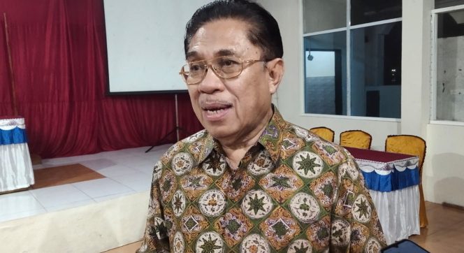 
 Tokoh masyarakat Kota Baubau Dr Sudjiton saat memberikan keterangan pers.Foto : Tim
