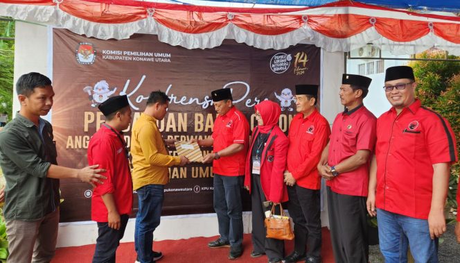 
 Ketua DPC PDI Kabupaten Konawe Utara I Made Tarubuana  di dampingi Wakil Bupati Abu Haera dan sejumlah pengurus partai saat mendaftarkan 20  Bacaleg . Foto : Tim
