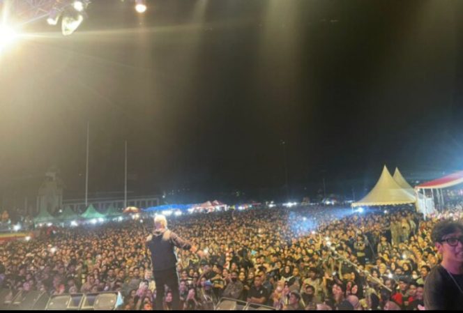  
Suasana Konsel Armada Band saat menghibur masyarakat Kota Kendari di malam puncak HUT Kota Kendari ke-192. Foto : Tim