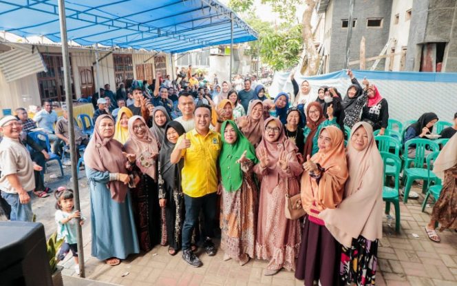 
 Muh Maulana Ali Syaputra tenggah saat berfoto bersama warga Mandoga. Foto : Tim