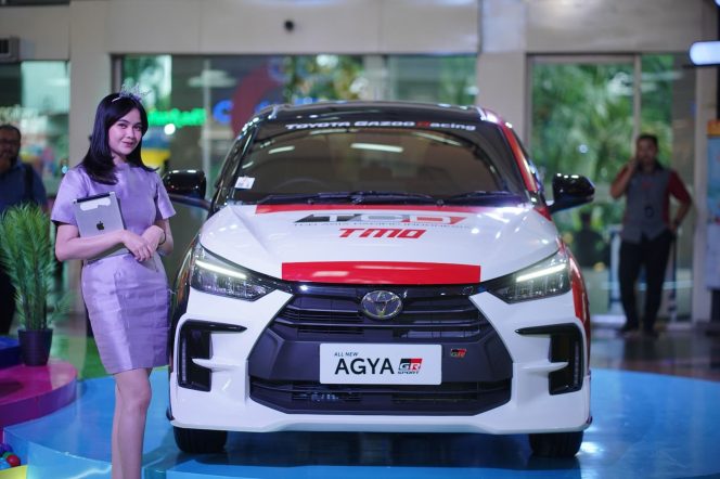 
 Usher berada disamping Toyota All New Agya di gelaran public display Kalla Toyota beberapa waktu lalu. Kalla Toyota senantiasa memberikan kemudahan dan pelayanan terbaik kepada pelanggan setianya. Foto: Istimewa