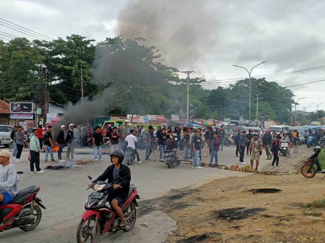 
 Situasi aksi demonstrasi di Pertigaan Kampus Universitas Halu Oleo. Foto: Istimewa