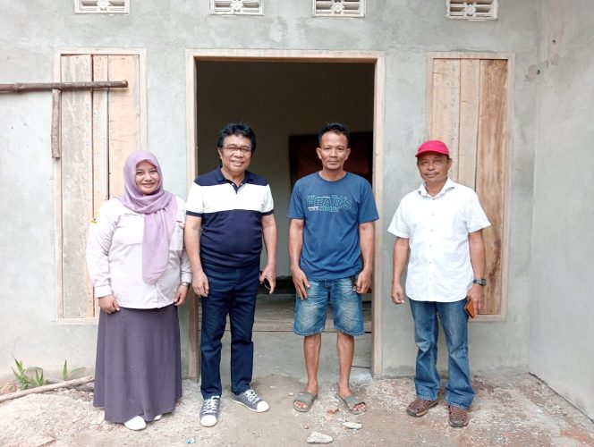 
 Satker Penyediaan Perumahan Provinsi Sultra Pither Pakabu, S.T., M.Si., (ujung kanan) bersama Wakil Ketua Komisi V DPR RI Ir Ridwan Bae (kedua dari kiri) dan TFL BSPS Kota Kendari (kiri) berpose bersama penerima BSPS di Kelurahan Baruga, Kecamatan Baruga, Kota Kendari. Foto: Istimewa