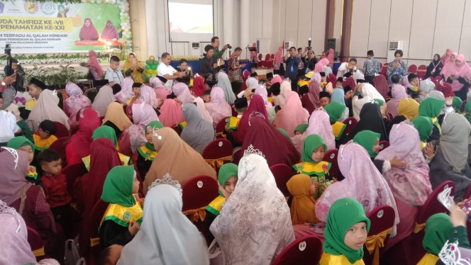 
 Acara wisuda tahfidz ke-VII dan penamatan ke-XXI TK Islam Terpadu Al Qalam Kendari di Hotel Sahid Azizah Syariah Kendari, Sabtu, 17 Juni 2023. Foto: TIM PENAFAKTUAL.COM