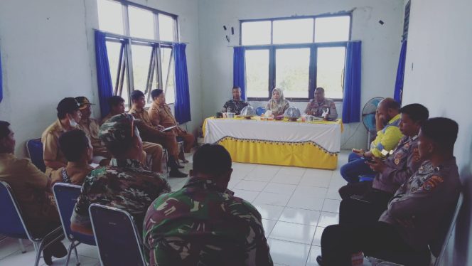 
 Camat Kabaena Utara bersama Forkopimcam menggelar rapat untuk membahas kasus dugaan pelecehan seksual. Foto: Irfan 