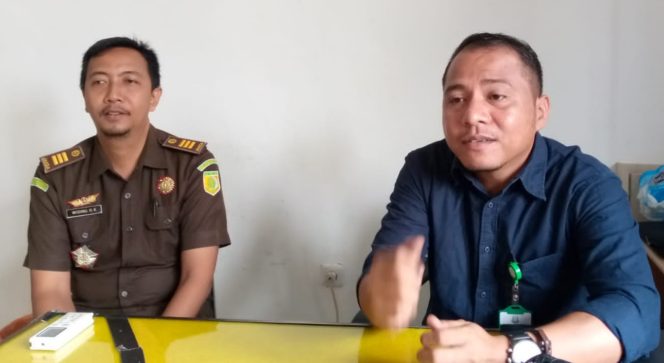  
Wishnu Hayu, K, SH., (kiri) Kepala Seksi Perdata dan Tata Usaha Negara (Kasi Datun) Kejari Bombana bersama Kasi Intel, Oras Erwin Siregar, SH. Foto: Tim Penafaktual.com