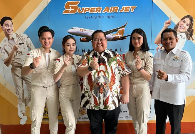 
 Ketua umum Kadin Sultra Anton Timbang (tengah) saat berfoto bersama sejumlah manejemen Super Air Jet. Foto : Tim
