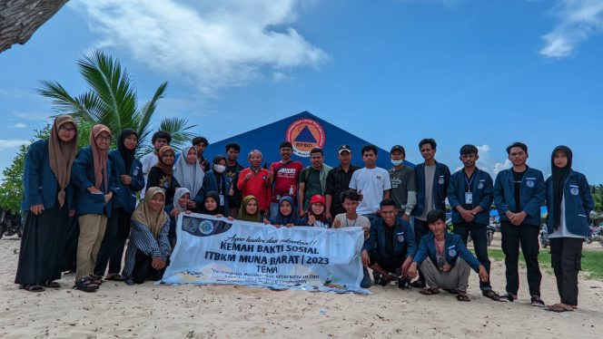 
 Mahasiswa ITBKM Mubar membersihkan Pantai Pajala. Foto: Istimewa 