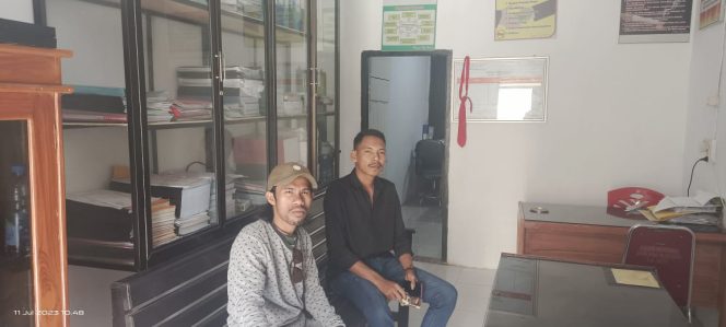 
 Ketua Umum Gerak Sultra, La Ode Supriadin (kiri) saat menyambangi Polres Muna. Foto: Istimewa