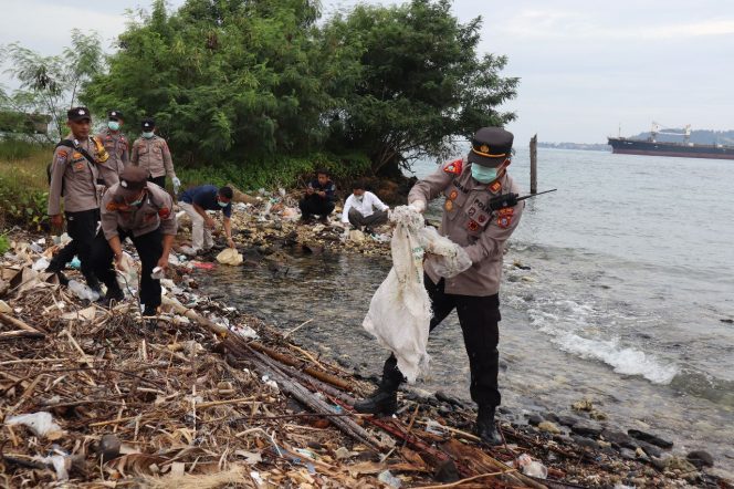 
 Puluhan personil Polres Buton membersihkan sampah di seputaran Kali Biru dan Pesisir Pantai di Kelurahan Banabungi. Foto: Istimewa