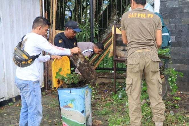 
 Personil Polresta Kendari bersama Satpol PP membersihkan sampah di Eks MTQ Kendari. Foto: Istimewa