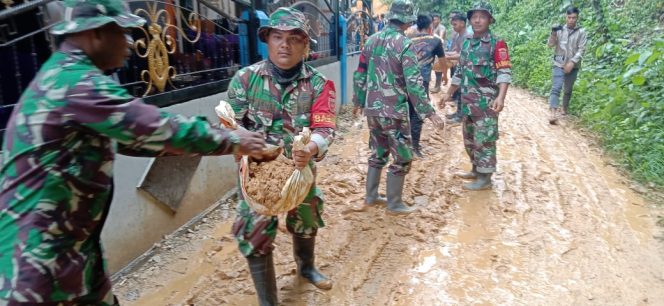 
 Personil Kodim 1417/Kendari membantu mengatasi tanah longsor di Jalan Sawerigading, Lorong Dolog, Kelurahan Mandonga, Kecamatan Mandonga, Kota Kendari. Foto: Istimewa