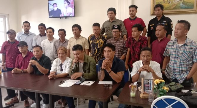 
 Belasan Ormas di Sultra yang tergabung dalam Konsorsium Sultra Peduli Doni menggelar konferensi pers di salah satu restoran di Kota Kendari. Foto: Tim Redaksi