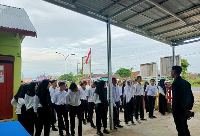 
 Siswa-siswi SMKS Pertambangan Muna sedang mengikuti apel pagi. Foto: Istimewa