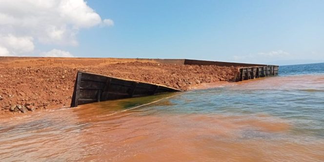 
 Kecelakaan kapal tongkang yang mengakibatkan pencemaran di Perairan Ulu Sawa. Foto: Istimewa