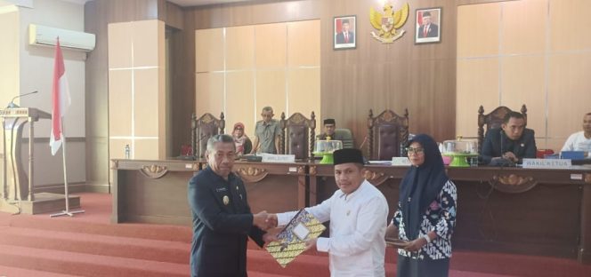 
 Penyerahan rekomendasi LKPJ oleh Ketua DPRD Muna Irwan Wakil Bupati Muna, Bachrun Labuta. Foto: Nursan