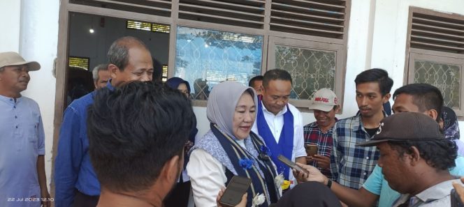 
 Anggota Komisi X DPR RI, Tina Nur Alam saat diwawancarai sejumlah awak media usai memberikan kuliah umum dan beasiswa kepada mahasiswa Universitas Karya Persada Muna. Foto: Nursan