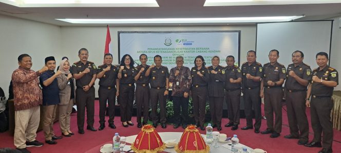 
 Berpose bersama usai penandatanganan kesepakatan bersama antara BPJS Ketenagakerjaan Kantor Cabang Kendari dengan Kejaksaan Negeri se-Sultra. Foto: Istimewa