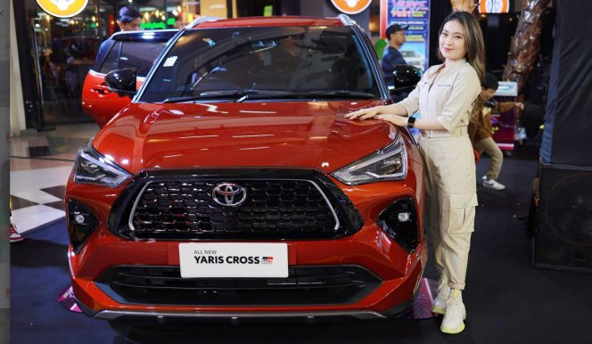 
 Usher berfoto bersama unit Toyota impian di gelaran Public Display Kalla Toyota beberapa waktu lalu. Foto: Istimewa  